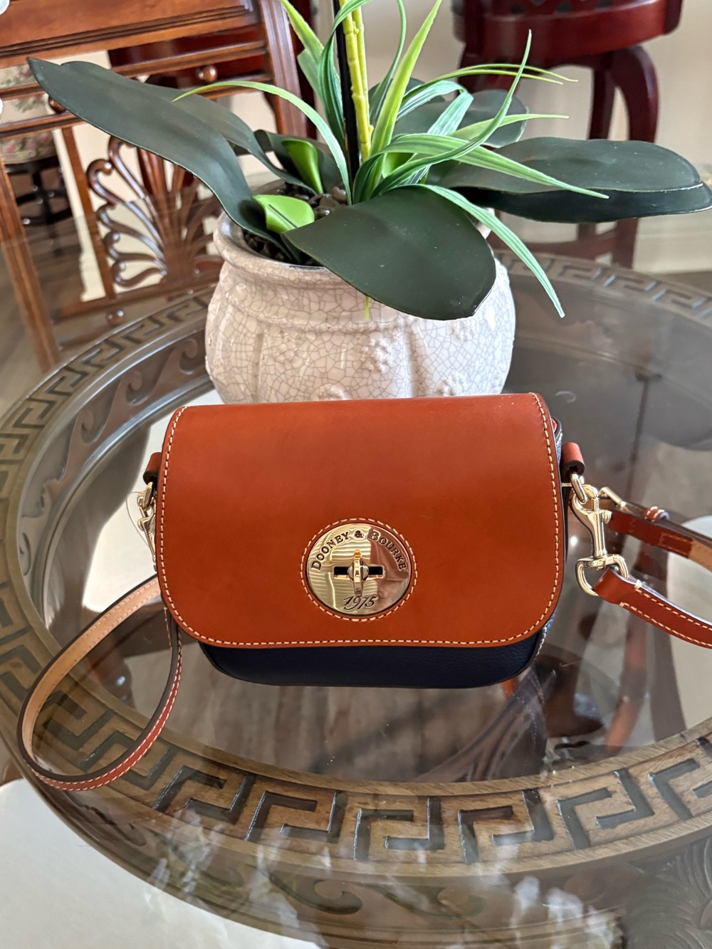 🤎🖤DOONEY & BOURKE PEBBLED LEATHER BLACK & TAN TURNLOCK SHOULDER BAG!🤎🖤